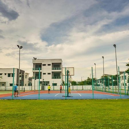 Setia Home Sitiawan Ktv 12+4 Pax Екстер'єр фото